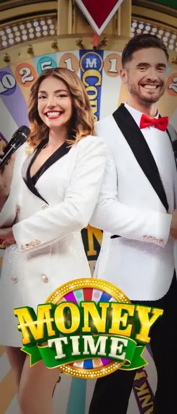 Duo de présentateurs en tenue blanche